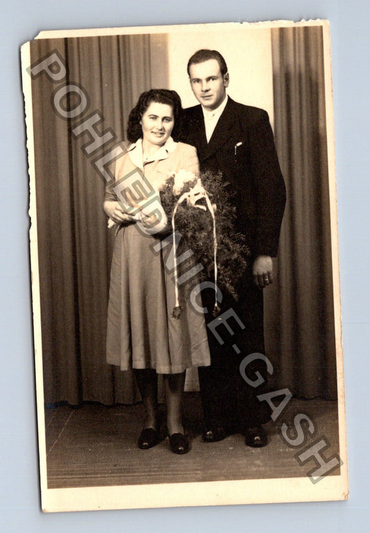 Stará fotografie Pár s květinou 1949 (M40585)