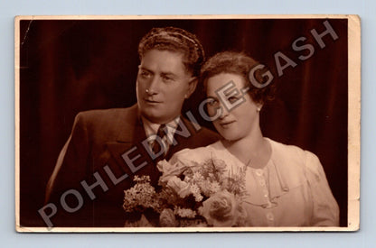 Pohlednice portrétní fotografie pár s kyticí (M40586)