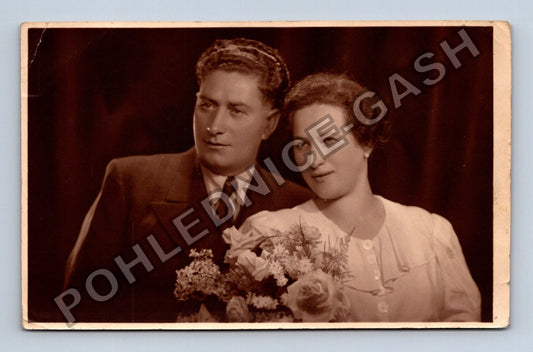 Pohlednice portrétní fotografie pár s kyticí (M40586)