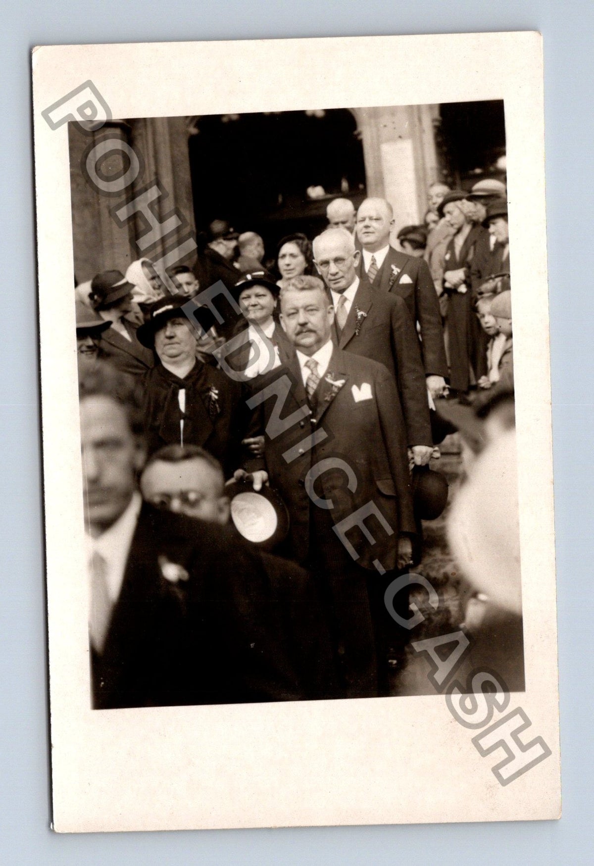 skupinová fotografie muži v oblecích (M40590)