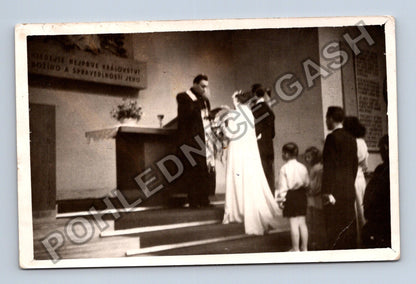 Stará fotografie Svatba v kostele Praha 21. III. 1953 (M40592)