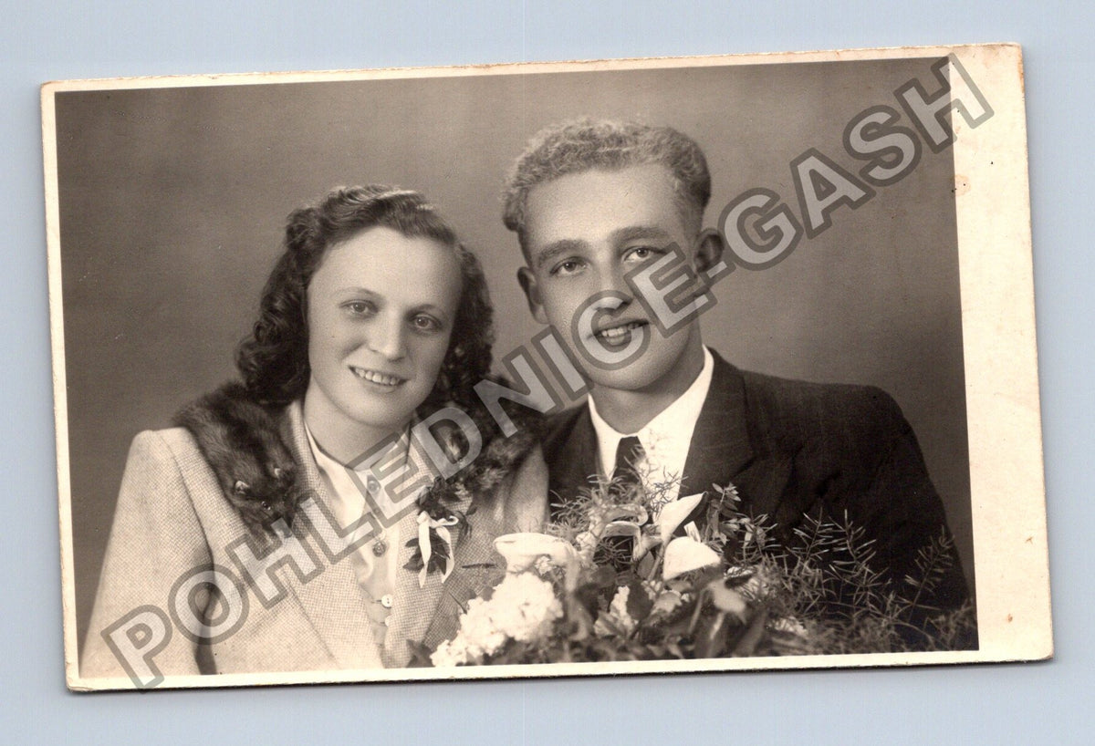 portrétní fotografie mladého páru s květinami (M40596)