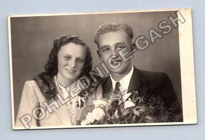 portrétní fotografie mladého páru s květinami (M40596)