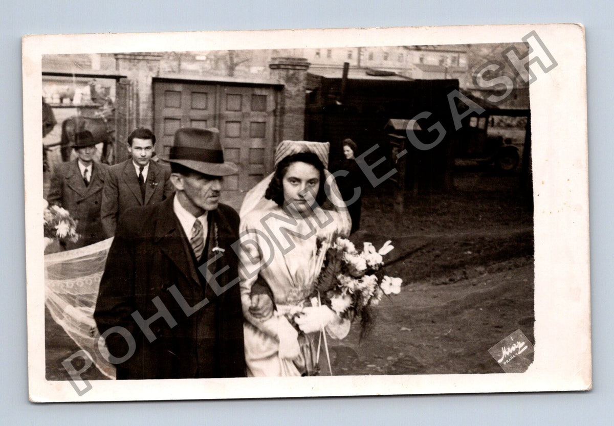 Stará fotografie Svatba nevěsta ženich Praha 1943 (M40603)