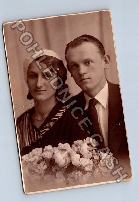 Pohlednice portrét mladého páru s kyticí 1933 (M40609)