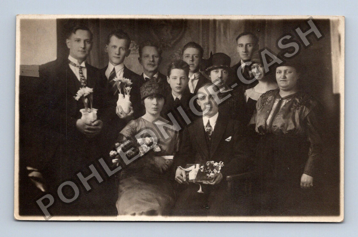 Pohlednice Skupinová fotografie rodiny nebo přátel (M40612)