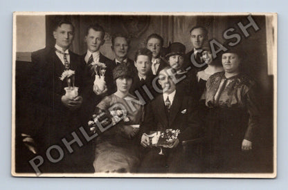 Pohlednice Skupinová fotografie rodiny nebo přátel (M40612)