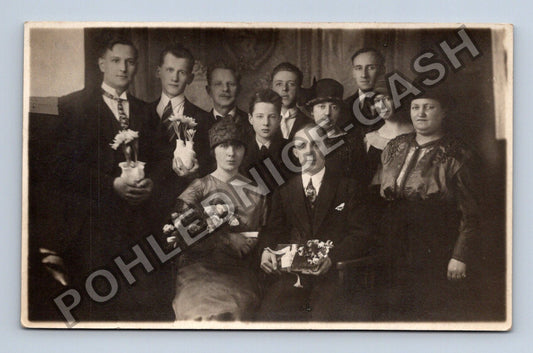 Pohlednice Skupinová fotografie rodiny nebo přátel (M40612)