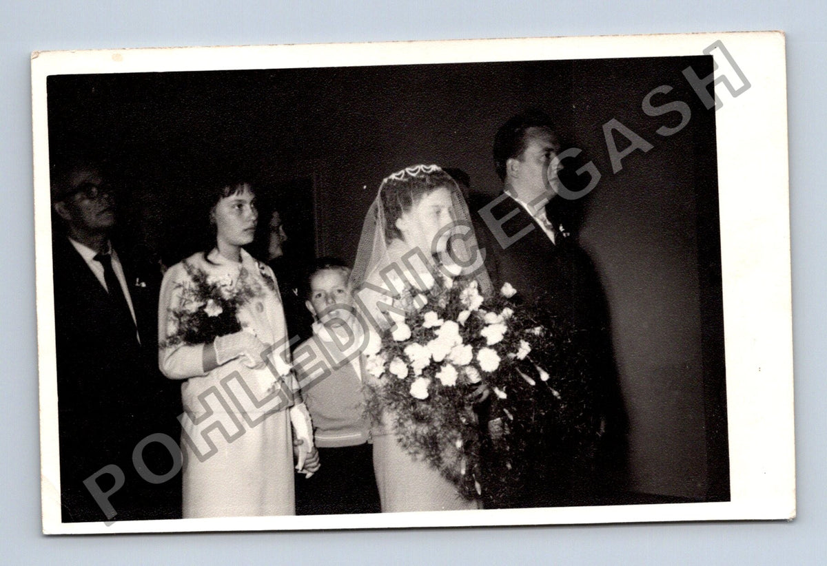 Svatební fotografie nevěsta ženich a hosté (M40638)