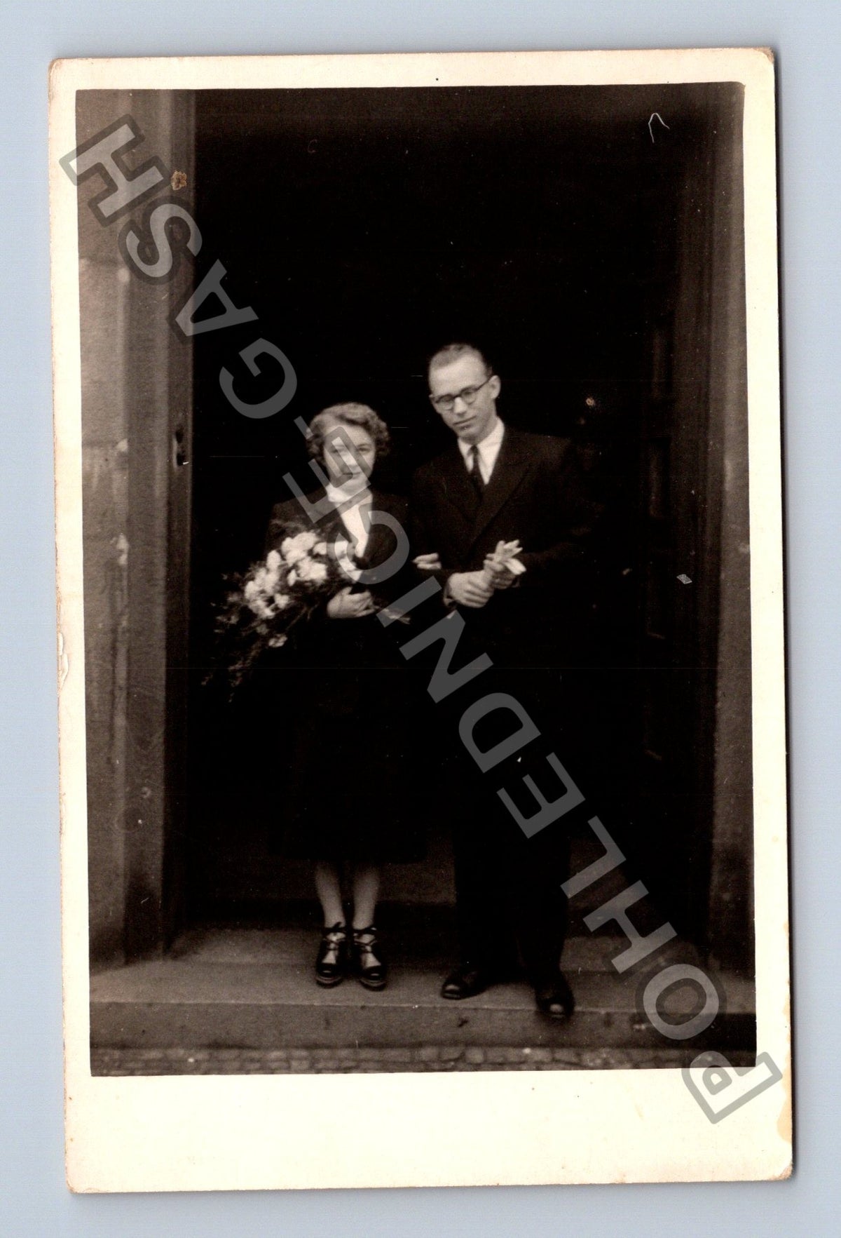 Svatební fotografie pár s květinami (M40641)