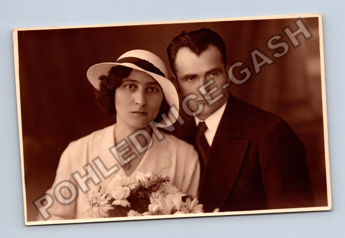 Pohlednice portrétní foto páru v ateliéru (M40643)