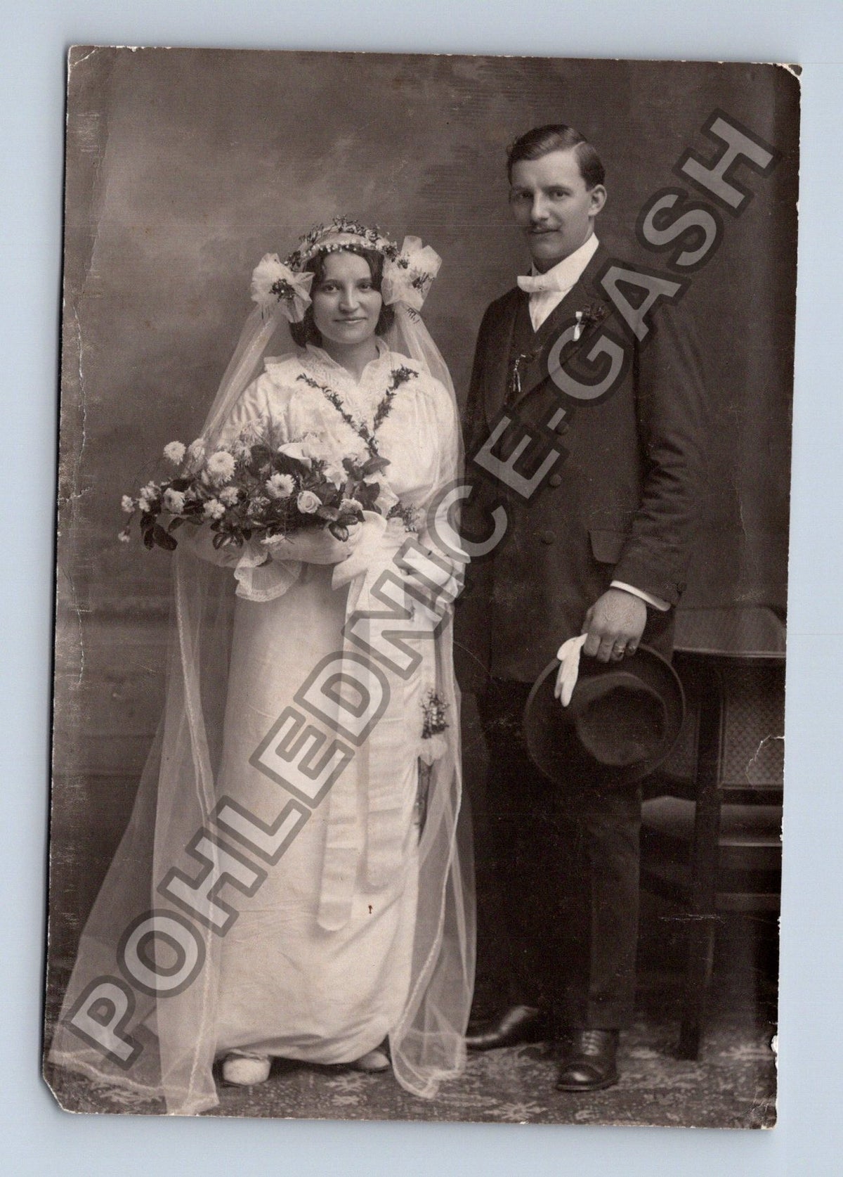 svatební fotografie pár v ateliéru (M40651)