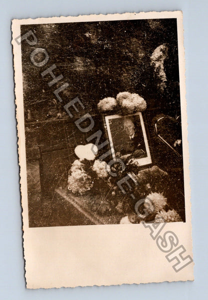 Stará fotografie zátiší s rámečkem a květinami (M40654)