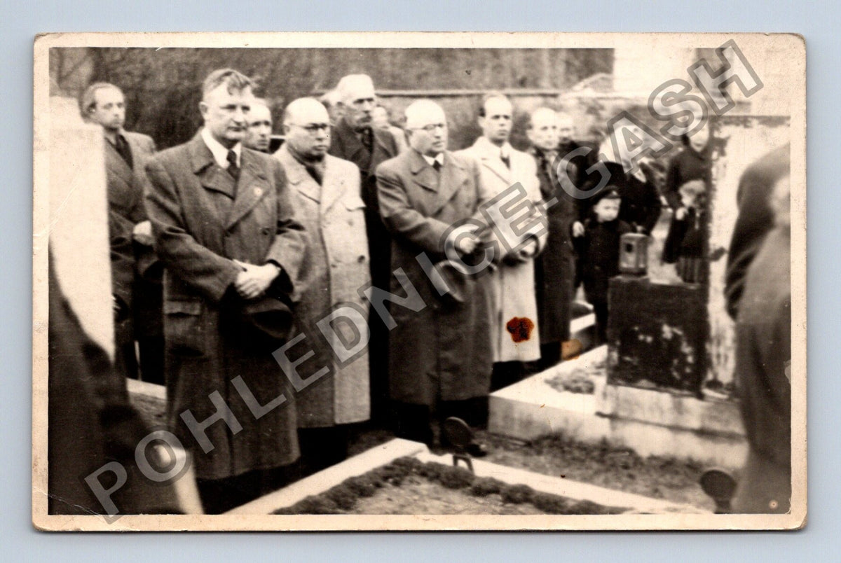 Stará fotografie Pohřební obřad skupina mužů u hrobu (M40659)