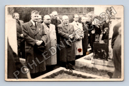 Stará fotografie Pohřební obřad skupina mužů u hrobu (M40659)