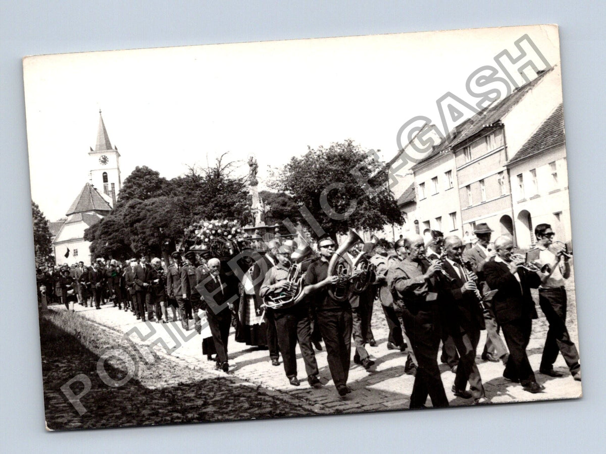 Stará fotografie Průvod s hudbou kostel 1972 (M40661)
