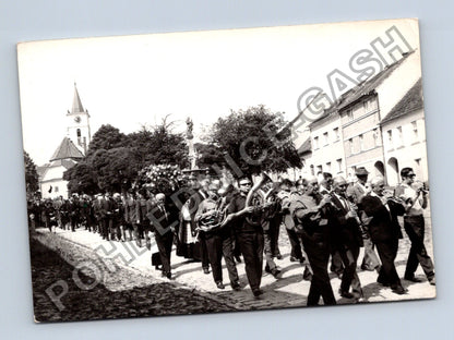 Stará fotografie Průvod s hudbou kostel 1972 (M40661)