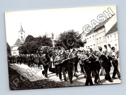 Stará fotografie Průvod s hudbou kostel 1972 (M40661)