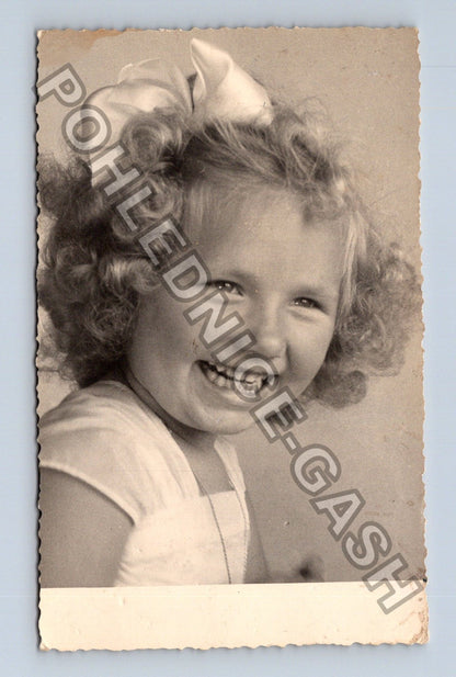 Stará fotografie Itálie usměvavá kudrnatá holčička (M40666)