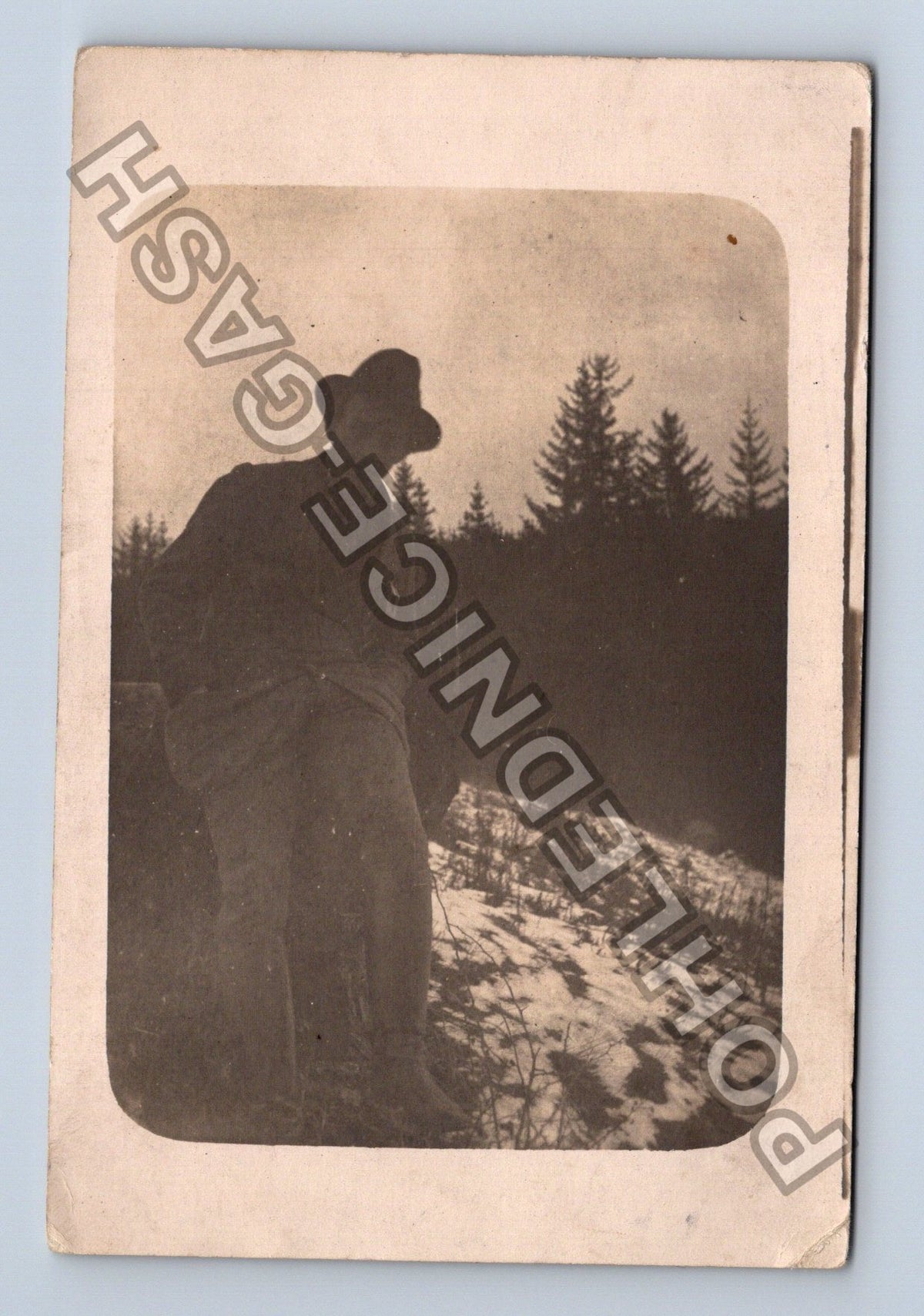 Pohlednice Muž s kloboukem v lese (M40672)