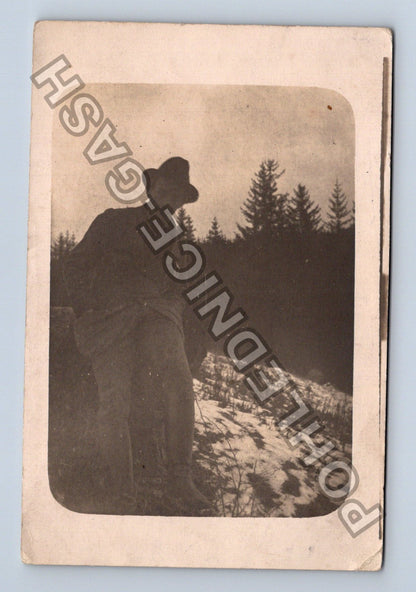 Pohlednice Muž s kloboukem v lese (M40672)