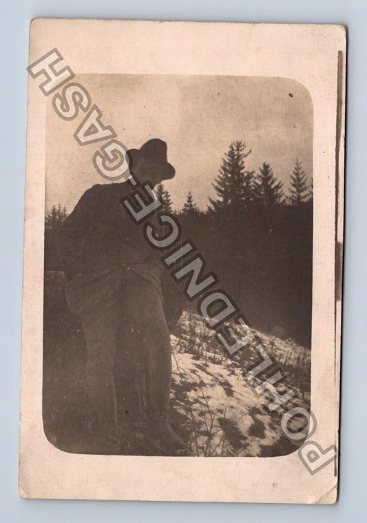 Pohlednice Muž s kloboukem v lese (M40672)