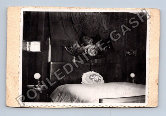 Stará fotografie Interiér ložnice s obrazem (M40683)