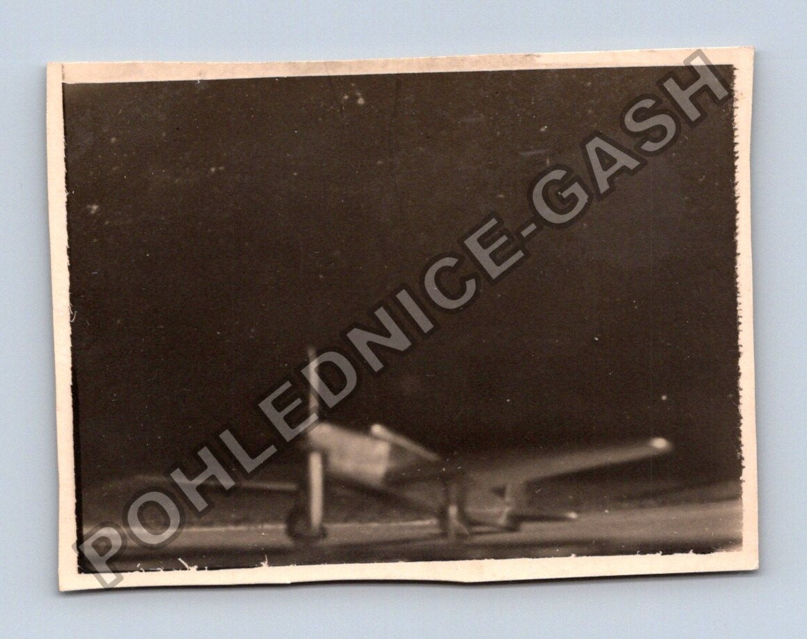 Pohlednice letadlo na zemi (M40691)