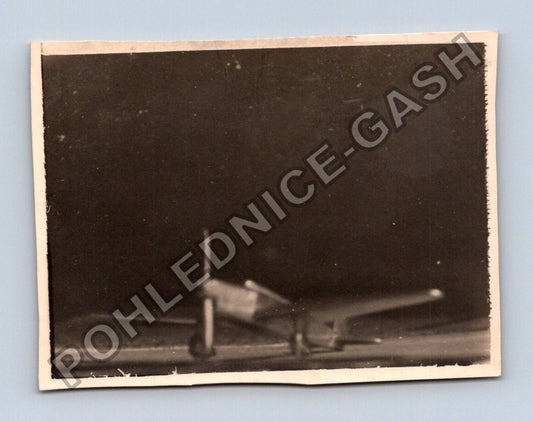 Pohlednice letadlo na zemi (M40691)