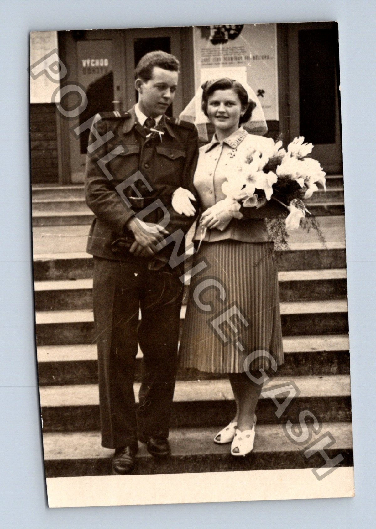 Stará fotografie Pár s kyticí na schodech 1954 (M40712)