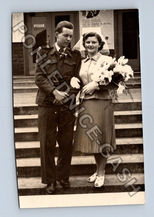 Stará fotografie Pár s kyticí na schodech 1954 (M40712)