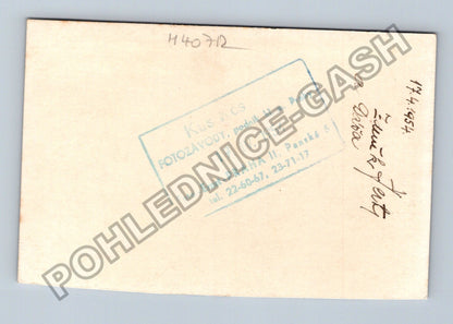 Stará fotografie Pár s kyticí na schodech 1954 (M40712)