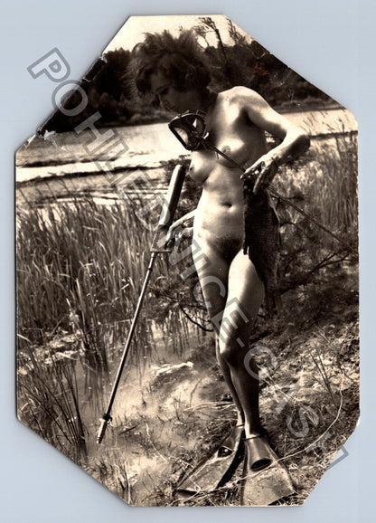 Erotická fotografie žena s harpunou (M40728)