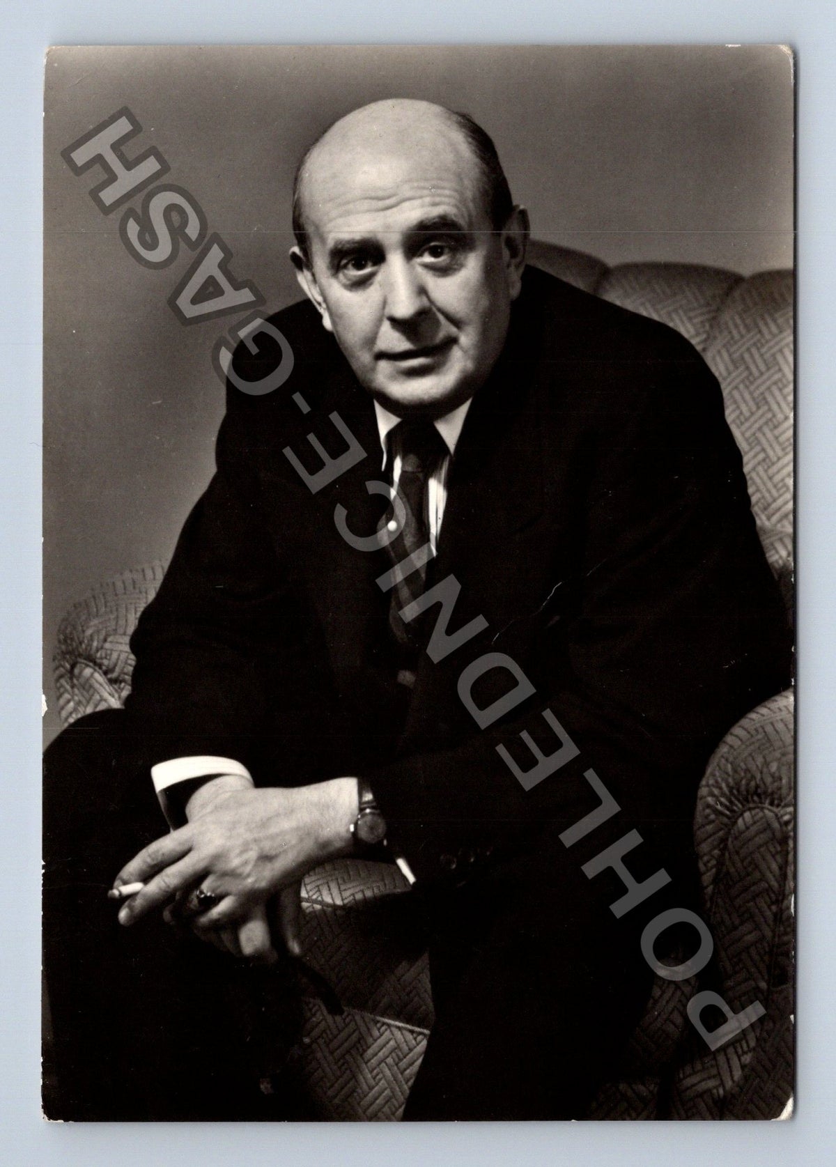 Pohlednice Jan Masaryk sedící s cigaretou (M41126)