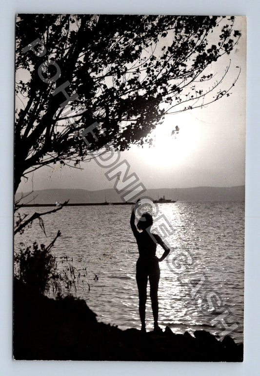 Pohlednice Maďarsko Balaton silueta ženy u vody (M41320)