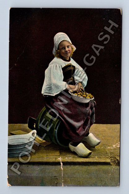 Pohlednice Nizozemsko dívka v kroji s dřeváky 1906 (M41991)