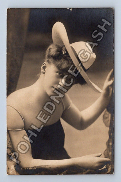 Pohlednice Mladá žena v klobouku umělecká fotografie (M42227)