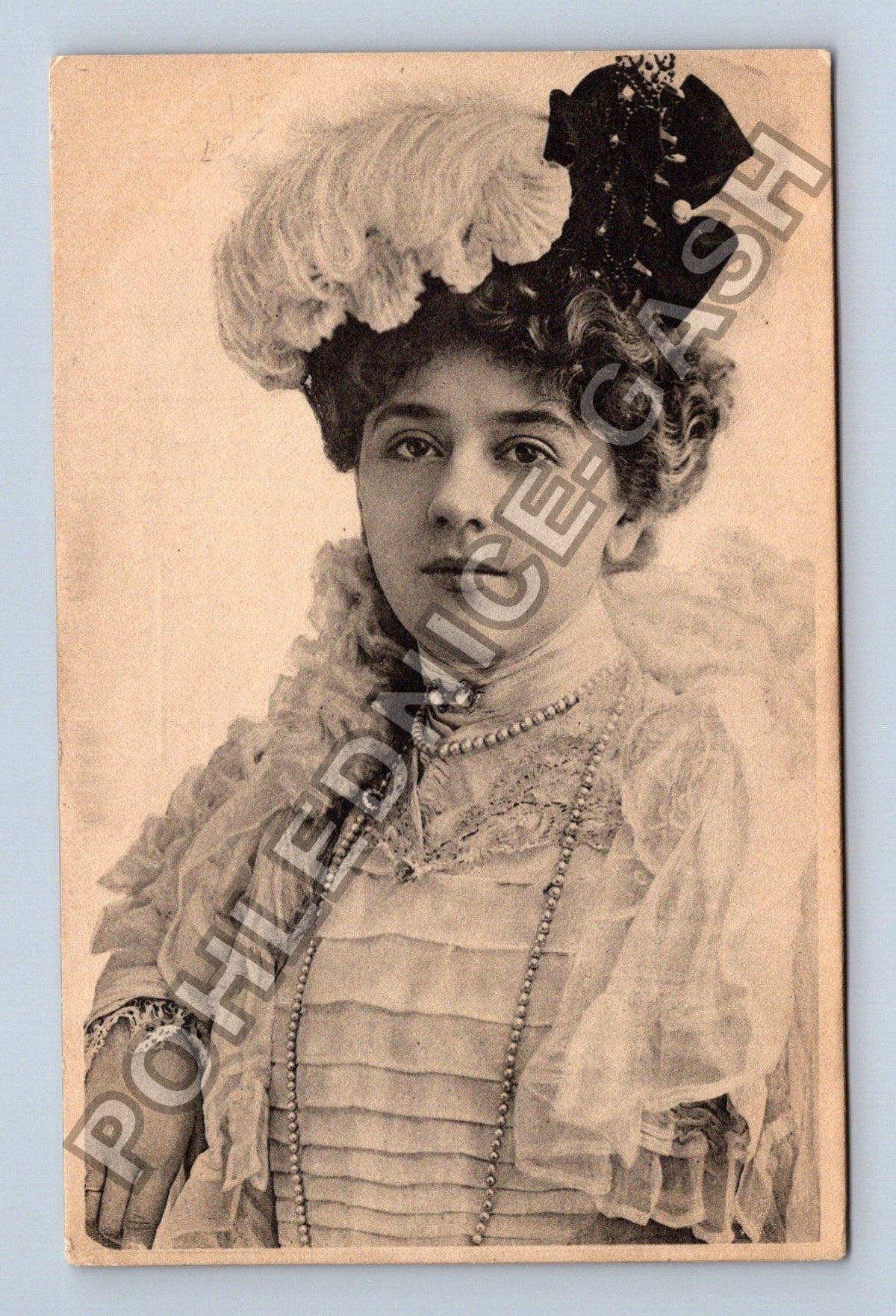 Pohlednice Žena klobouk s pérem šperky (M42228)