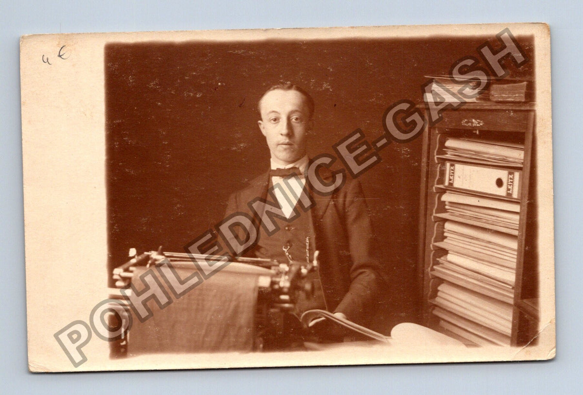 Pohlednice Francie Gaston Nebreque s psacím strojem 1919 (M42237)
