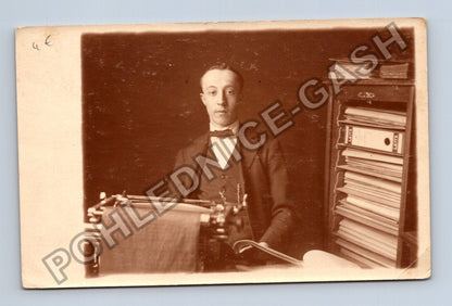 Pohlednice Francie Gaston Nebreque s psacím strojem 1919 (M42237)