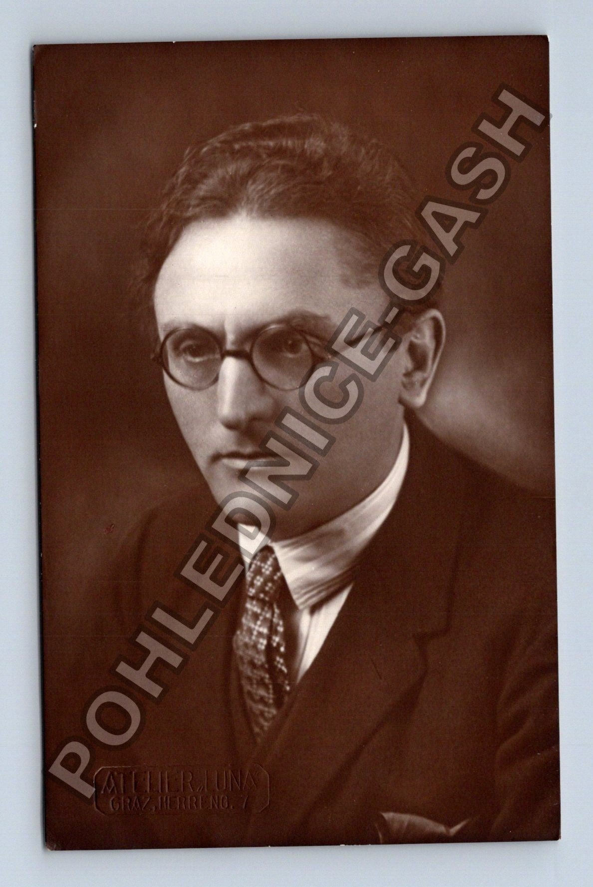 Stará fotografie Rakousko Graz portrét muže v brýlích (M42238)