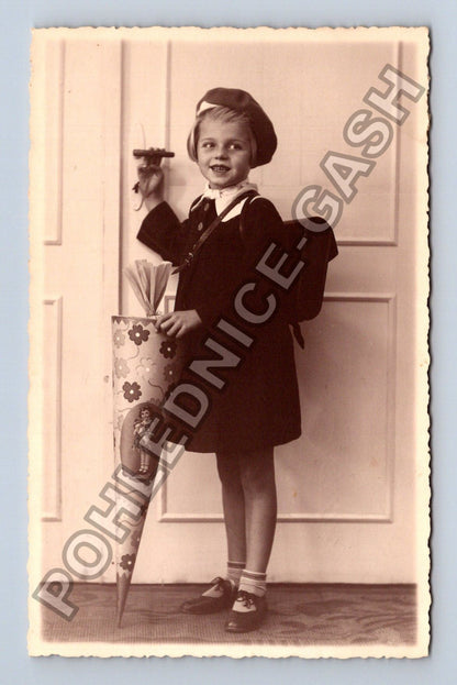 Stará fotografie Německo dívka s aktovkou a kornoutem 1947 (M42266)