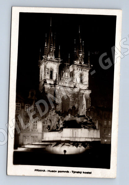 Pohlednice Praha Husův pomník a Týnský chrám noční (M4251)