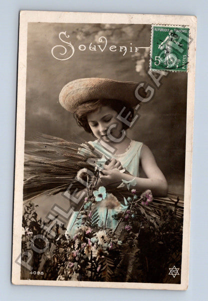 Pohlednice Francie dívka s obilím a květinami Souvenir (M42576)