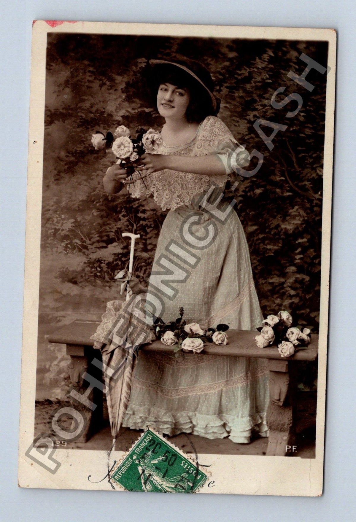 Pohlednice Francie žena s kyticí růží (M42584)