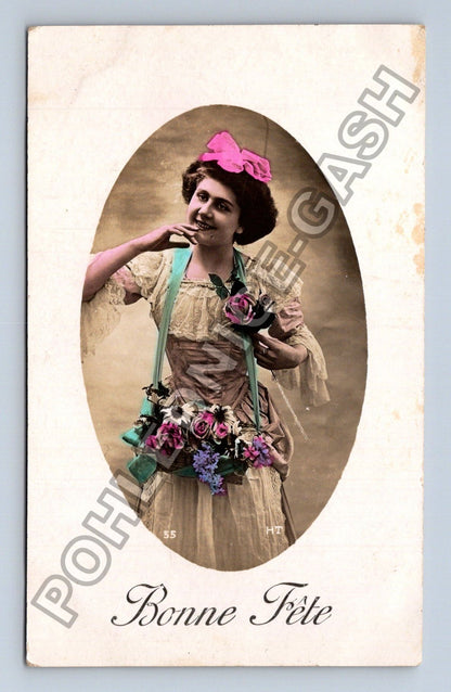 Pohlednice Francie žena s květinami Bonne Fête (M42588)