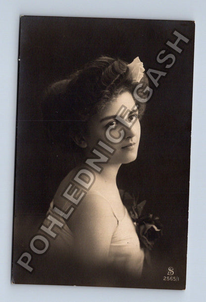Stará fotografie Ateliérový portrét mladé ženy s květinou (M42607)
