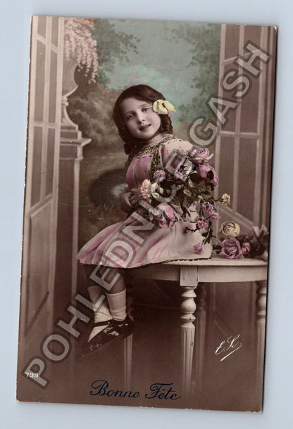 Pohlednice Francie dívka s květinami Bonne Fête 1913 (M42618)
