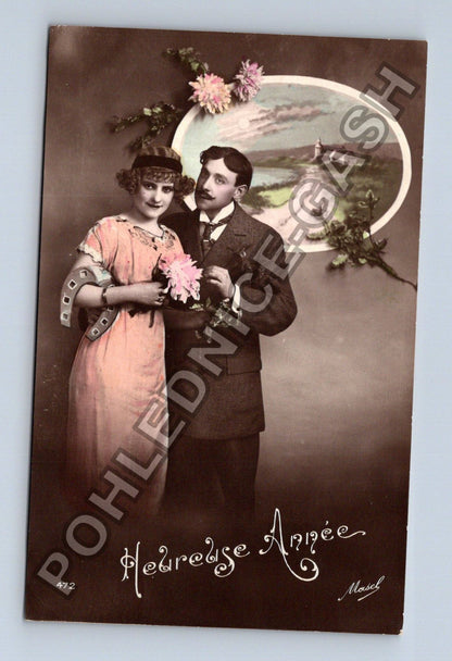 Pohlednice Francie pár s květinami a krajinou 1912 (M42629)