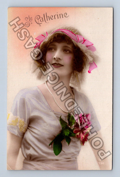 Pohlednice Francie Sainte Catherine žena s růží (M42639)